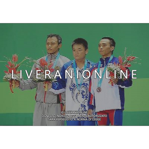 (110813) -- SHENZHEN, Aug. 13, 2011 () -- Gold medalist Li Lizhi of China (C), silver medalist Surahmat Bin Suwoto Wijoyo (L) of Indonesia, and bronze medalist Tan Chichung of Chinese Paipei pose at the awarding ceremony of men\'s 56kg weightlifting competition at the 26th Summer Universiade in Shenzhen, a city of south China\'s Guangdong Province, Aug. 13, 2011. (/Wang Song)