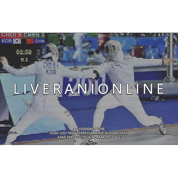 SHENZHEN, Aug. 15, 2011 Chen Xiaodong of China (R) competes with Choi Sooyeon of South Korea during the women\'s sabre individual round of 16 match at the 26th Summer Universiade in Shenzhen, a city of south China\'s Guangdong Province, Aug. 15, 2011. Choi won 15 7 to enter the quarterfinals. (/Wang Haofei)(bxf)