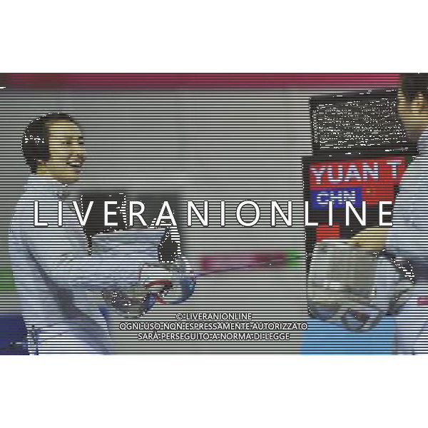 SHENZHEN, Aug. 15, 2011 China\'s Yuan Tingting (L) and Li Fei test sabres before the women\'s sabre individual match at the 26th Summer Universiade in Shenzhen, a city of south China\'s Guangdong Province, Aug. 15, 2011. Li won 15 12 to enter the next round. (/Wang Haofei)(bxf)