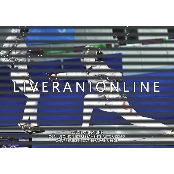 SHENZHEN, Aug. 15, 2011 China\'s Yuan Tingting (L) and Li Fei compete during the women\'s sabre individual match at the 26th Summer Universiade in Shenzhen, a city of south China\'s Guangdong Province, Aug. 15, 2011. Li won 15 12 to enter the next round. (/Wang Haofei)(bxf)