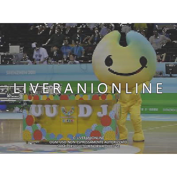 SHENZHEN, Aug. 15, 2011 A mascot performer entertains audience during match breaks in the Main Gymnasium of Universiade Center in Shenzhen, a city of south China\'s Guangdong Province, on Aug. 14, 2011. (/Chen Yehua)(wx)