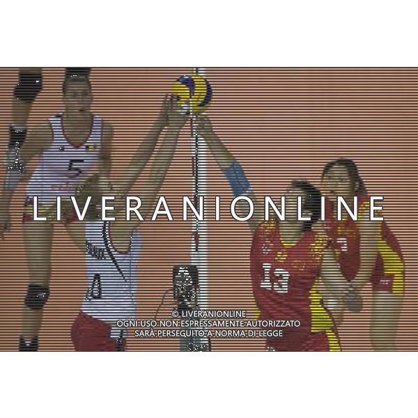 SHENZHEN, Aug. 14, 2011 Chen Yina (R, front) of China vies with Helene Rousseaux of Belgium during their group A preliminary round match of women\'s volleyball at the 26th Summer Universiade in Shenzhen, a city of south China\'s Guangdong Province, Aug. 14, 2011. China won 3 0. (/Lui Siu Wai) (wll)