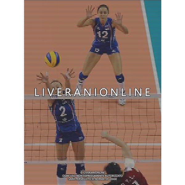 QUANZHOU, Aug. 14, 2011 Lesya Makhno (L) of Russia blocks the ball during their World Grand Prix match against China in Quanzhou, a city of southeast China\'s Fujian Province, Aug. 14, 2011. Russia won 3 0. (/Zhang Guojun) (kh)