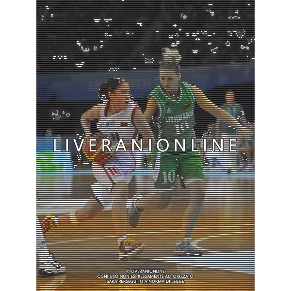 SHENZHEN, Aug. 14, 2011 Gong Yuan (L) of China breaks through during the group A preliminary round match of women\'s basketball against Lithuania at the 26th Summer Universiade in Shenzhen, a city of south China\'s Guangdong Province, Aug. 14, 2011. China won 71 59. (/Chen Yehua) (wll)