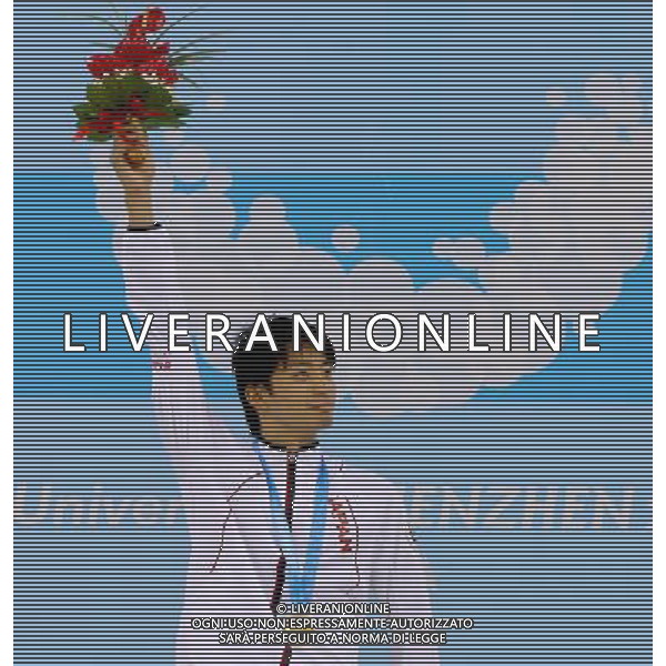 SHENZHEN, Aug. 14, 2011 Ryosuke Irie of Japan greets the spectators on the podium during the awarding ceremony for the men\'s 200m backstroke at the 26th Summer Universiade in Shenzhen, a city of south China\'s Guangdong Province, Aug. 14, 2011. Ryosuke Irie claimed the title with 1:56.01. (/Chen Jianli) (wll)