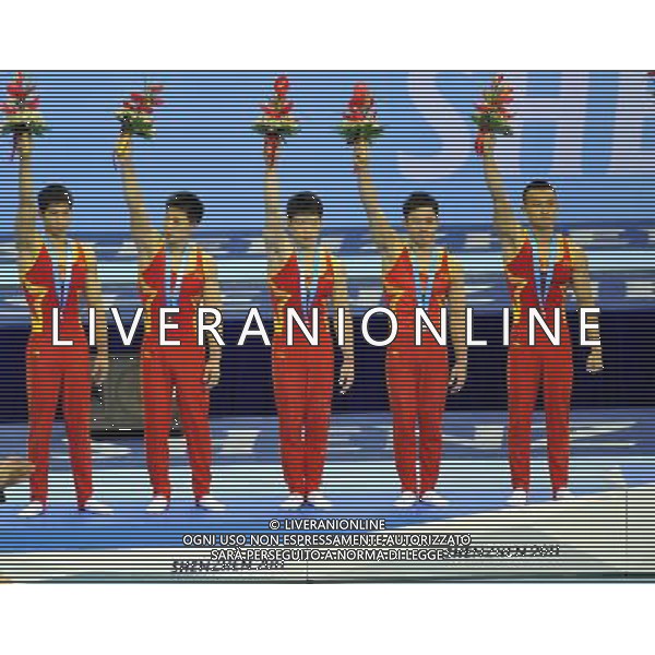 SHENZHEN, Aug. 14, 2011 Gymnastists of China greet the spectators on the podium during the awarding ceremony for the men8ÿs team gymnastics competition at the 26th Summer Universiade in Shenzhen, a city of south China\'s Guangdong Province, Aug. 14, 2011. Team China took the silver with 265.650 points in total. (/Lin Yiguang) (wll)