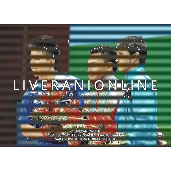 SHENZHEN, Aug. 14, 2011 Gold medalist Eko Yuli Irawan (C) of Indonesia, sivler medalist Chen Meilong (L) of China and bronze medalist Withawat Kritphet of Thailand take a photo during the awarding ceremony for the men\'s 62kg of weightlifting at the 26th Summer Universiade in Shenzhen, a city of south China\'s Guangdong Province, Aug. 14, 2011. (/Wang Song) (wll)