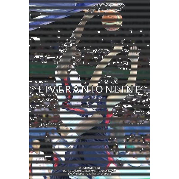 SHENZHEN, Aug. 15, 2011 Trevor Mbakwe (L) of the United States slams a dunk during the men\'s preliminary round group D game of basketball against South Korea at the 26th Summer Universiade in Shenzhen, a city of south China\'s Guangdong Province, Aug. 15, 2011. The U.S. won 112 68. (/Meng Yongmin) (kh)