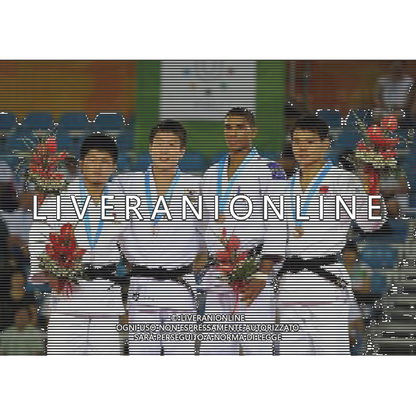 SHENZHEN, Aug. 15, 2011 Gold medalist Hwang Bo Bae (2nd L) of South Korea, silver medalist Yoshida Yuito (1st L) of Japan, bronze medalists Florent Urani (2nd R) of France and Ma Duanbin of China pose for group pictures during the awarding ceremony of men\'s Judo 66KG at the 26th Summer Universiade in Shenzhen, a city of south China\'s Guangdong Province, Aug. 15, 2011. (/Liu Dawei)