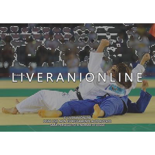 SHENZHEN, Aug. 15, 2011 Zuzanna Pawlikowska of Poland (white) competes with Seo Ha Na of South Korea during their women\'s Judo 52KG final match at the 26th Summer Universiade in Shenzhen, a city of south China\'s Guangdong Province, Aug. 15, 2011. Zuzanna Pawlikowska defeated Seo Ha Na and claimed the gold medal of the event. (/Liu Dawei)