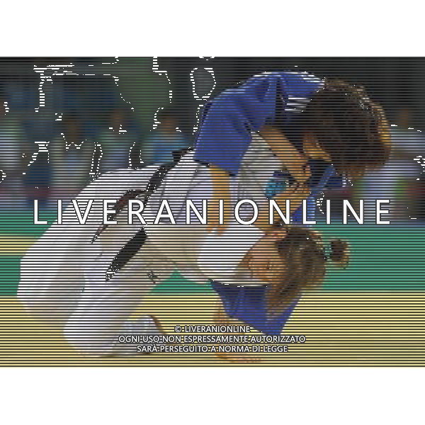 SHENZHEN, Aug. 15, 2011 Zuzanna Pawlikowska of Poland (white) competes with Seo Ha Na of South Korea during their women\'s Judo 52KG final match at the 26th Summer Universiade in Shenzhen, a city of south China\'s Guangdong Province, Aug. 15, 2011. Zuzanna Pawlikowska defeated Seo Ha Na and claimed the gold medal of the event. (/Liu Dawei)