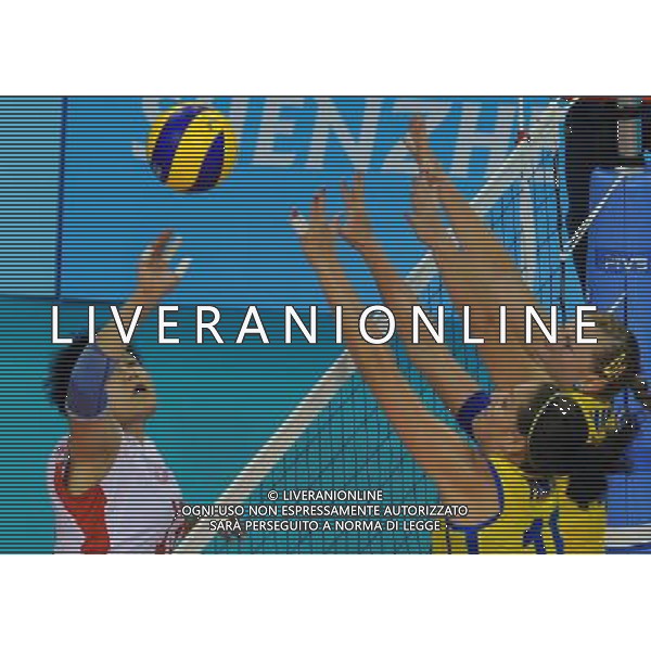 (110815) -- SHENZHEN, Aug. 15, 2011 () -- Chen Yina (L) of China spikes the ball during the preliminary group A volleyball match against Sweden at the 26th Summer Universiade in Shenzhen, a city of south China\'s Guangdong Province, Aug. 15, 2011. China won 3-0. (/Lu Hanxin)(kh)
