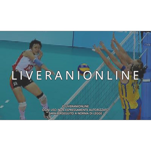 (110815) -- SHENZHEN, Aug. 15, 2011 () -- Chen Yina (L) of China spikes the ball during the preliminary group A volleyball match against Sweden at the 26th Summer Universiade in Shenzhen, a city of south China\'s Guangdong Province, Aug. 15, 2011. China won 3-0. (/Lu Hanxin)(kh)