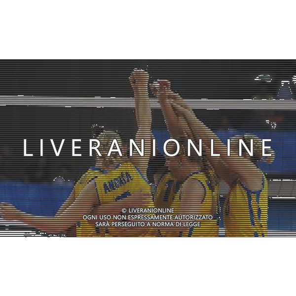 (110815) -- SHENZHEN, Aug. 15, 2011 () -- Players of Sweden cheer during the preliminary group A volleyball match against China at the 26th Summer Universiade in Shenzhen, a city of south China\'s Guangdong Province, Aug. 15, 2011. Sweden lost 0-3. (/Lu Hanxin)(kh)
