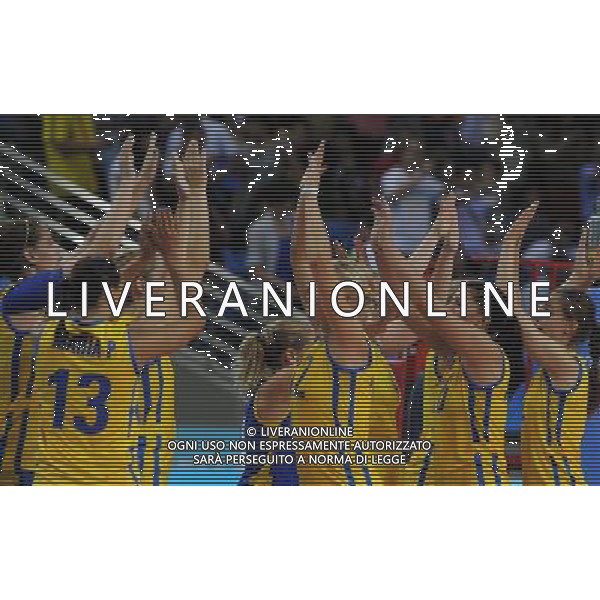 (110815) -- SHENZHEN, Aug. 15, 2011 () -- Players of Sweden cheer during the preliminary group A volleyball match against China at the 26th Summer Universiade in Shenzhen, a city of south China\'s Guangdong Province, Aug. 15, 2011. Sweden lost 0-3. (/Lu Hanxin)(kh)