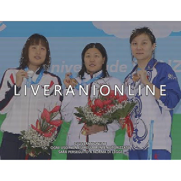 (110815) -- SHENZHEN, Aug. 15, 2011 () -- Izumi Kato (C) of Japan, and her teammate silver medalist Tomoyo Fukuda (L) and bronze medalist Liu Jing of China pose for pictures during the awarding ceremony for women\'s 200m individual medley of swimming at the 26th Summer Universiade in Shenzhen, a city of south China\'s Guangdong Province, Aug. 15, 2011. (/Chen Jianli)
