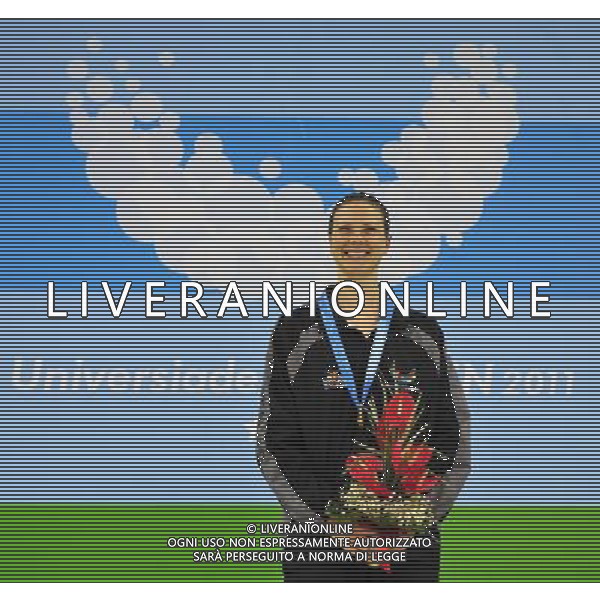 (110815) -- SHENZHEN, Aug. 15, 2011 () -- Lauren Boyle of New Zealand reacts during the awarding ceremony for women\'s 400m freestyle of swimming at the 26th Summer Universiade in Shenzhen, a city of south China\'s Guangdong Province, Aug. 15, 2011. Lauren Boyle claimed the gold with 4 minutes 10.25 seconds. (/Liang Xu)(kh)