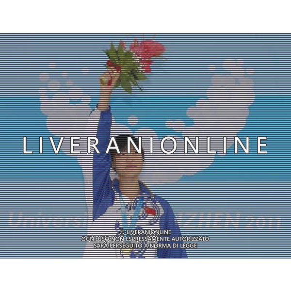 (110815) -- SHENZHEN, Aug. 15, 2011 () -- Tang Yi of China celebrates during the awarding cremony for women\'s 100m freetyle of swimming at the 26th Summer Universiade in Shenzhen, a city of south China\'s Guangdong Province, Aug. 15, 2011. Tang claimed the gold of the event with a time of 54.24 seconds, and set a new game\'s record. (/Chen Jianli)