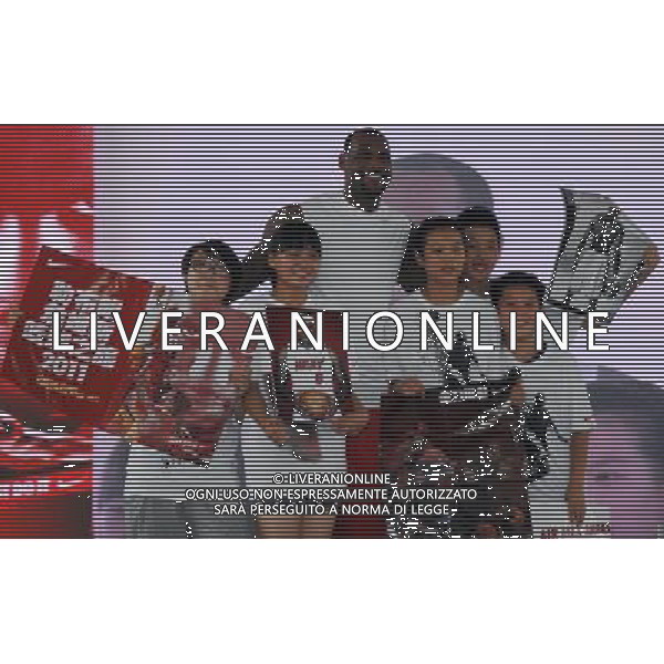 (110815) -- XI\'AN, Aug. 15, 2011 () -- NBA star Miami Heat\'s Lebron James (C) takes a photo with fans during his China tour in Xi\'an, northwest China\'s Shaanxi Province, Aug. 15, 2011 (/Li Yibo) (wll)