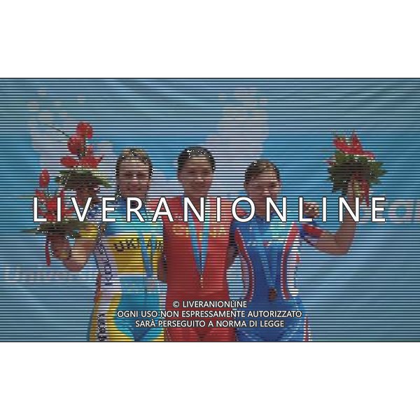(110816) -- SHENZHEN, Aug. 16, 2011 () -- Gold medalist Gong Jinjie (C) of China, silver medalist Lyubov Shulika (L) of Ukraine and bronze medalist Victoria Baranova of Russia pose for group pictures during the awarding ceremony for women\'s 500m time trial of cycling track at the 26th Summer Universiade in Shenzhen, a city of south China\'s Guangdong Province, Aug. 16, 2011. Gong won the gold medal with 34.910 seconds. (/Li Ga)