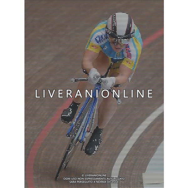 (110816) -- SHENZHEN, Aug. 16, 2011 () -- Lyubov Shulika of Ukraine competes during women\'s 500m time trial final of cycling track at the 26th Summer Universiade in Shenzhen, a city of south China\'s Guangdong Province, Aug. 16, 2011. Lyubov Shulika took the silver medal with 34.985 seconds. (/Li Ga)
