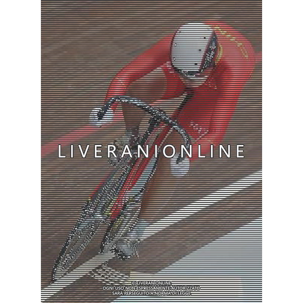 (110816) -- SHENZHEN, Aug. 16, 2011 () -- Gong Jinjie of China competes during women\'s 500m time trial final of cycling track at the 26th Summer Universiade in Shenzhen, a city of south China\'s Guangdong Province, Aug. 16, 2011. Gong won the gold medal with 34.910 seconds. (/Li Ga)