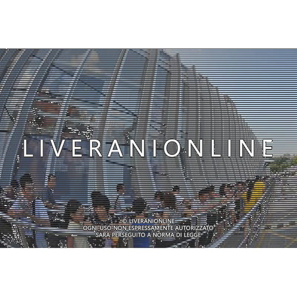 (110814) -- SANYA, Aug. 14, 2011 () -- Customers wait to go shopping in a tax-free shop in Sanya, south China\'s Hainan Province, Aug. 12, 2011. The offshore tax-free scheme kicked off on a trial basis across Hainan from April 20, and was formally launched on May 1. Up to Aug. 10, the tax-free shop in Sanya has received over 1.3 million customers and more than 340,000 deals have been made. (/Hou Jiansen) (lj)(hdt)