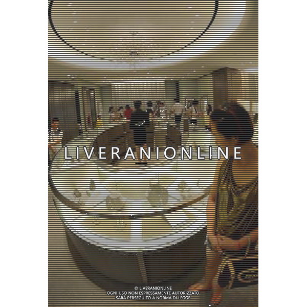 (110814) -- SANYA, Aug. 14, 2011 () -- Customers select jewels at a tax-free shop in Sanya, south China\'s Hainan Province, Aug. 12, 2011. The offshore tax-free scheme kicked off on a trial basis across Hainan from April 20, and was formally launched on May 1. Up to Aug. 10, the tax-free shop in Sanya has received over 1.3 million customers and more than 340,000 deals have been made. (/Hou Jiansen) (lj)(hdt)