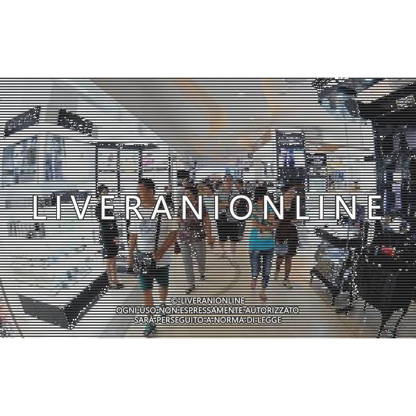 (110814) -- SANYA, Aug. 14, 2011 () -- Customers go shopping at a tax-free shop in Sanya, south China\'s Hainan Province, Aug. 12, 2011. The offshore tax-free scheme kicked off on a trial basis across Hainan from April 20, and was formally launched on May 1. Up to Aug. 10, the tax-free shop in Sanya has received over 1.3 million customers and more than 340,000 deals have been made. (/Hou Jiansen) (lj)(hdt)