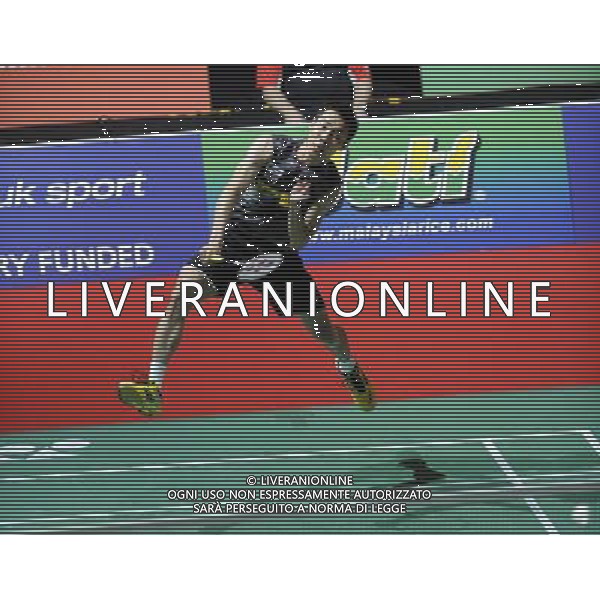 (110813) -- LONDON, Aug. 13, 2011 () -- Malaysia\'s Lee Chong Wei returns the shuttlecock during his semifinal of men\'s singles against China\'s Chen Jin in 2011 Badminton World Championships at Wembley Arena, London, Britain, Aug. 13, 2011. Lee won 2-0. (/Zeng Yi)(wll)
