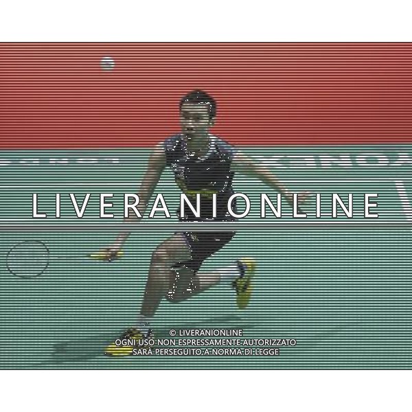 (110813) -- LONDON, Aug. 13, 2011 () -- Malaysia\'s Lee Chong Wei returns the shuttlecock during his semifinal of men\'s singles against China\'s Chen Jin in 2011 Badminton World Championships at Wembley Arena, London, Britain, Aug. 13, 2011. Lee won 2-0. (/Zeng Yi)(wll)