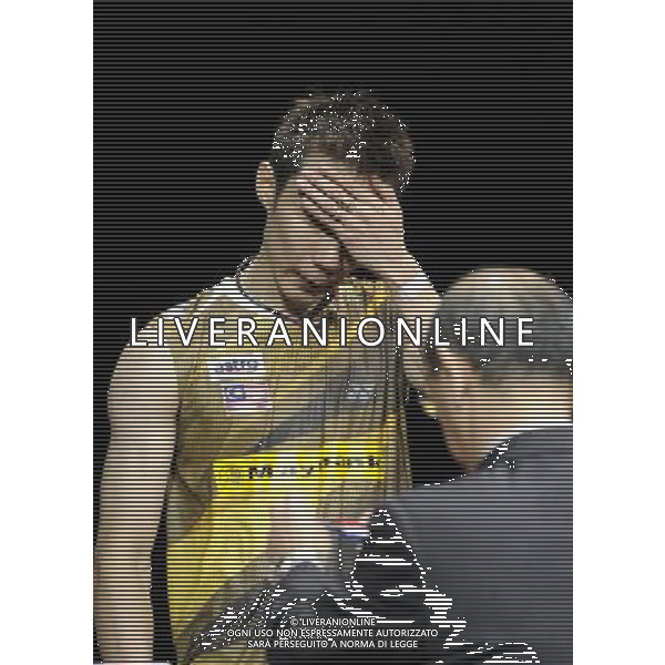 LONDON, Aug. 14, 2011 Malaysia\'s Lee Chong Wei reacts during the awarding ceremony for men\'s singles in 2011 Badminton World Championships at Wembley Arena, London, Britain, Aug. 14, 2011. Lee lost 1 2 to China\'s Lin Dan in the final. (/Zeng Yi) (kh)