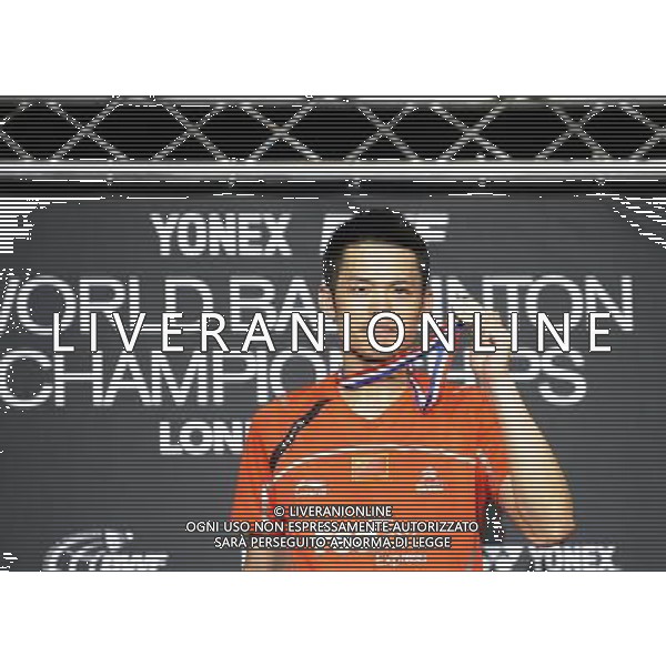 LONDON, Aug. 14, 2011 China\'s Lin Dan reacts during the awarding ceremony for men\'s singles in 2011 Badminton World Championships at Wembley Arena, London, Britain, Aug. 14, 2011. Lin Dan won the final 2 1 against Malaysia\'s Lee Chong Wei to claim the title for the fourth time. (/Zeng Yi)(kh)