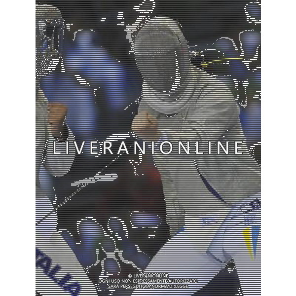 (110816) -- SHENZHEN, Aug. 16, 2011 () -- Oleh Shturbabin of Ukraine (R) celebrates for scoring during the men\'s sabre team match of fencing event against Italy at the 26th Summer Universiade, in Shenzhen, a city of south China\'s Guangdong Province, Aug. 16, 2011. Ukraine won 45-31 and got the gold medal. (/Wang Haofei)(bxf)