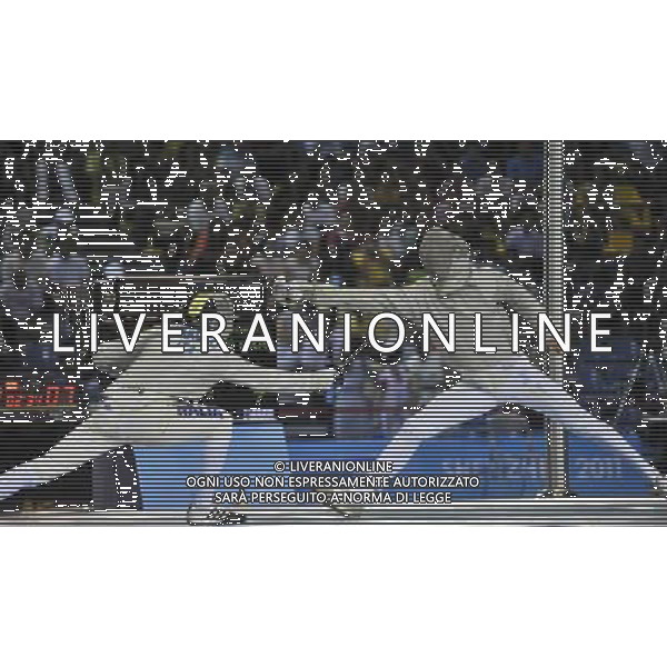 (110816) -- SHENZHEN, Aug. 16, 2011 () -- Andriy Yagodka of Ukraine (R) competes during the men\'s sabre team match of fencing event against Italy at the 26th Summer Universiade, in Shenzhen, a city of south China\'s Guangdong Province, Aug. 16, 2011. Ukraine won 45-31 and got the gold medal. (/Wang Haofei)(bxf)