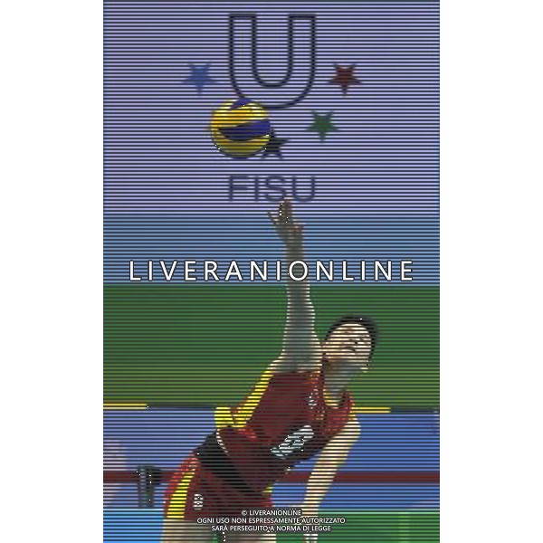 (110816) -- SHENZHEN, Aug. 16, 2011 () -- Zhang Lei of China serves the ball during the Group A match 16 of women\'s preliminary volleyball match between China and Japan at the 26th Summer Universiade in Shenzhen, a city of south China\'s Guangdong Province, Aug. 16, 2011. China won the match 3:1. (/Chen Yehua)