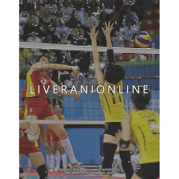 (110816) -- SHENZHEN, Aug. 16, 2011 () -- Li Xinyun (L) of China smashes the ball during the Group A match 16 of women\'s preliminary volleyball match between China and Japan at the 26th Summer Universiade in Shenzhen, a city of south China\'s Guangdong Province, Aug. 16, 2011. China won the match 3:1. (/Chen Yehua)