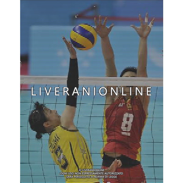 (110816) -- SHENZHEN, Aug. 16, 2011 () -- Akari Oumi (L) of Japan smashes the ball during the Group A match 16 of women\'s preliminary volleyball match between China and Japan at the 26th Summer Universiade in Shenzhen, a city of south China\'s Guangdong Province, Aug. 16, 2011. China won the match 3:1. (/Chen Yehua)