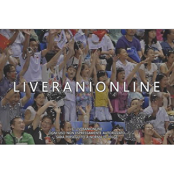 (110816) -- SHENZHEN, Aug. 16, 2011 () -- Fans cheer for the players during the Group A match 16 of women\'s preliminary volleyball match between China and Japan at the 26th Summer Universiade in Shenzhen, a city of south China\'s Guangdong Province, Aug. 16, 2011. China won the match 3:1. (/Chen Yehua)