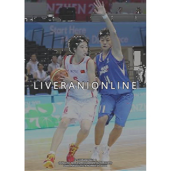 (110816) -- SHENZHEN, Aug. 16, 2011 () -- Wu Siyang of China (L) breaks through during the women\'s preliminary match of basketball event against Chinese Taipei at the 26th Summer Universiade, in Shenzhen, a city of south China\'s Guangdong Province, Aug. 16, 2011. Chinese Taipei won 77-70. (/Meng Yongmin)(bxf)