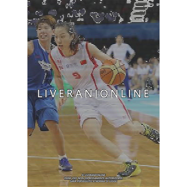 (110816) -- SHENZHEN, Aug. 16, 2011 () -- Shao Ting of China (R) breaks through during the women\'s preliminary match of basketball event against Chinese Taipei at the 26th Summer Universiade, in Shenzhen, a city of south China\'s Guangdong Province, Aug. 16, 2011. Chinese Taipei won 77-70. (/Meng Yongmin)(bxf)