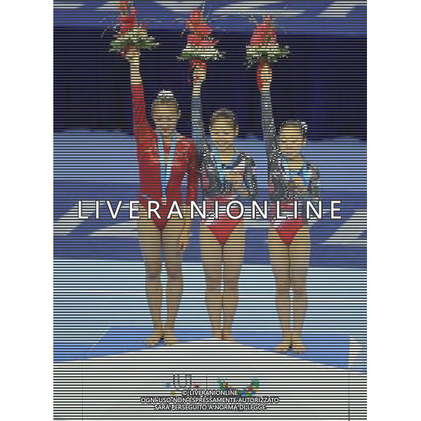 (110816) -- SHENZHEN, Aug. 16, 2011 () -- Gold medalist Minobe Yu of Japan (C), silver medalist Guan Wenli of China (L) and bronze medalist Yamagishi Mai of Japan celebrate during the awarding ceremony for the women\'s balance beam of artistic gymnastics event at the 26th Summer Universiade, in Shenzhen, a city of south China\'s Guangdong Province, Aug. 16, 2011. Minobe Yu won the title of the event with 14.475 points. (/Gong Lei)(bxf)