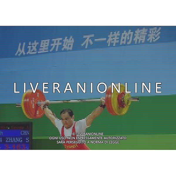 (110816) -- SHENZHEN, Aug. 16, 2011 () -- Zhang Shichong of China competes during the men\'s 85kg weightlifting competition at the 26th Summer Universiade in Shenzhen, a city of south China\'s Guangdong Province, Aug. 16, 2011. Zhang Shichong claimed the silver medal of the event with a total of 353kg. (/Wang Song)