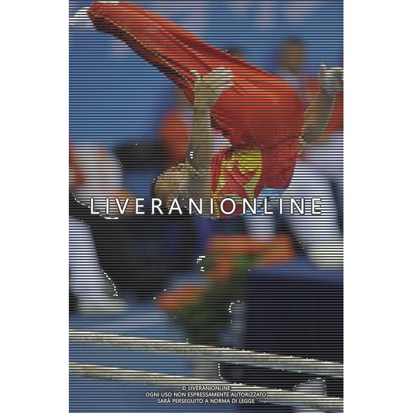 (110816) -- SHENZHEN, Aug. 16, 2011 () -- Wang Guanyin of China competes during the men\'s parallel bars of artistic gymnastics event at the 26th Summer Universiade, in Shenzhen, a city of south China\'s Guangdong Province, Aug. 16, 2011. Wang won the gold medal with 15.850 points. (/Guo Yong)(bxf)