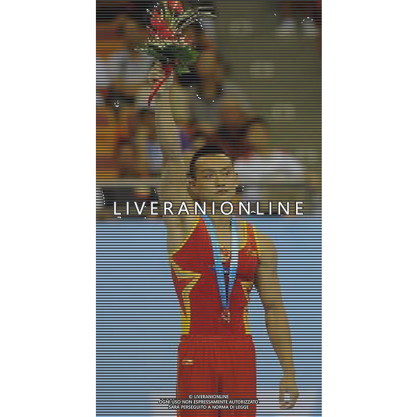 (110816) -- SHENZHEN, Aug. 16, 2011 () -- Wang Guanyin of China celebrates during the awarding ceremony for the men\'s parallel bars of artistic gymnastics event at the 26th Summer Universiade, in Shenzhen, a city of south China\'s Guangdong Province, Aug. 16, 2011. Wang won the gold medal with 15.850 points. (/Lin Yiguang)(bxf)