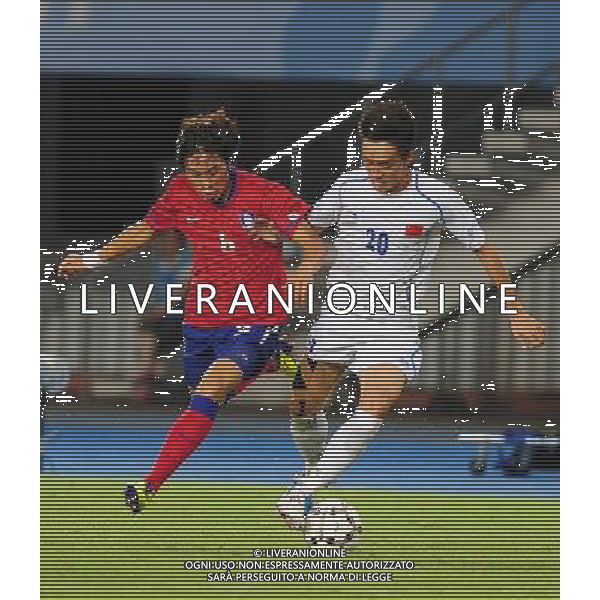 (110816) -- SHENZHEN, Aug. 16, 2011 () -- Wu Fanghu (R) of China competes during the men\'s preliminary match of football event against South Korea at the 26th Summer Universiade, in Shenzhen, a city of south China\'s Guangdong Province, Aug. 16, 2011. The match ended in a 0-0 draw. (/Li Ga)(bxf)