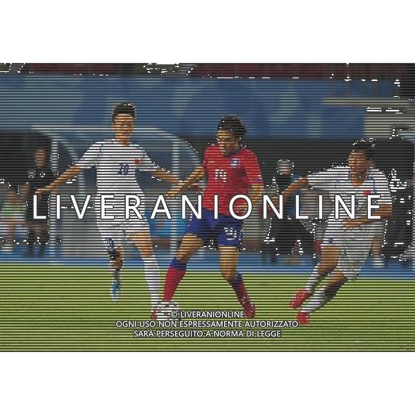(110816) -- SHENZHEN, Aug. 16, 2011 () -- Park Jeong Min of South Korea (C) breaks through during the men\'s preliminary match of football event against China at the 26th Summer Universiade, in Shenzhen, a city of south China\'s Guangdong Province, Aug. 16, 2011. The match ended in a 0-0 draw. (/Li Ga)(bxf)