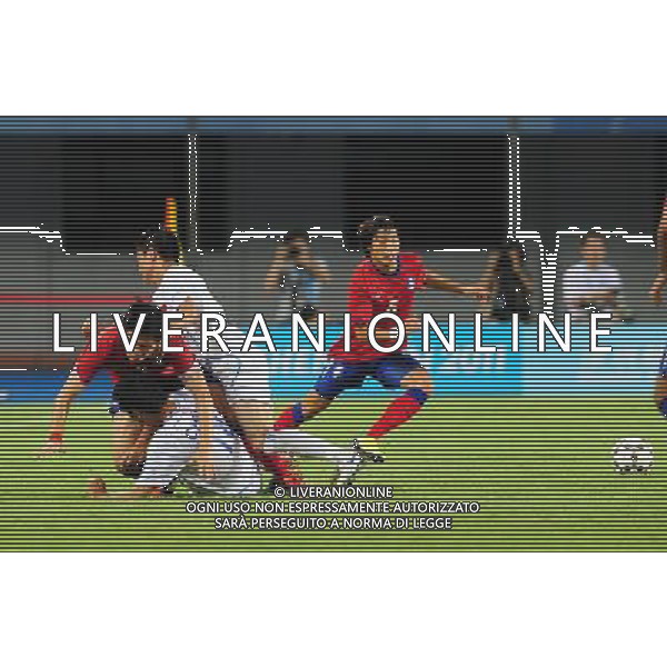 (110816) -- SHENZHEN, Aug. 16, 2011 () -- Players compete during the men\'s preliminary match of football event between China and South Korea at the 26th Summer Universiade, in Shenzhen, a city of south China\'s Guangdong Province, Aug. 16, 2011. The match ended in a 0-0 draw. (/Li Ga)(bxf)