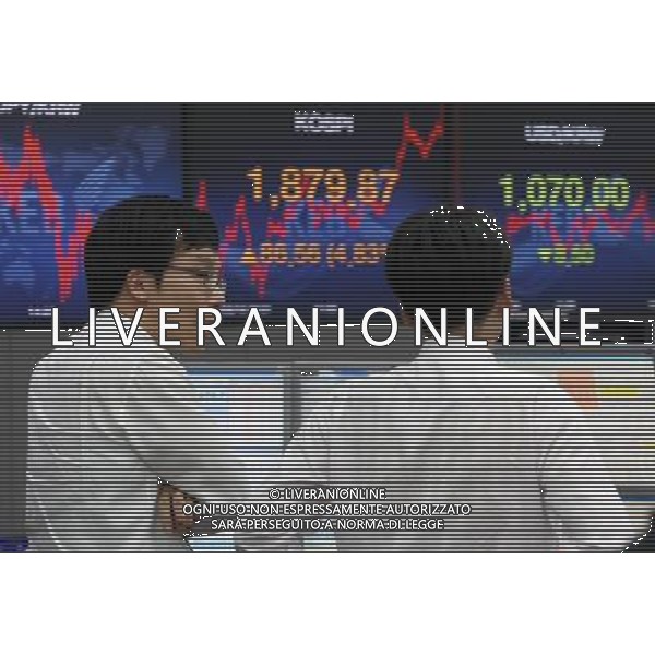 (110816) SEOUL, Aug. 16, 2011 Traders stand in front of the share price board at the Korea Exchange Bank headquarters in Seoul, South Korea, Aug. 16, 2011. The benchmark Korea Composite Stock Price Index (KOSPI) closed up 4.83 percent, or 86.56 points, at 1879.87 on Tuesday as foreign investors purchased heavy volume of local stocks following Wall Street gains over the past three sessions, analysts said. (/Park Jinhee) (yh)