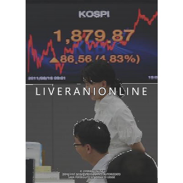 (110816) SEOUL, Aug. 16, 2011 Traders work in front of the share price board at the Korea Exchange Bank headquarters in Seoul, South Korea, Aug. 16, 2011. The benchmark Korea Composite Stock Price Index (KOSPI) closed up 4.83 percent, or 86.56 points, at 1879.87 on Tuesday as foreign investors purchased heavy volume of local stocks following Wall Street gains over the past three sessions, analysts said. (/Park Jinhee) (yh)